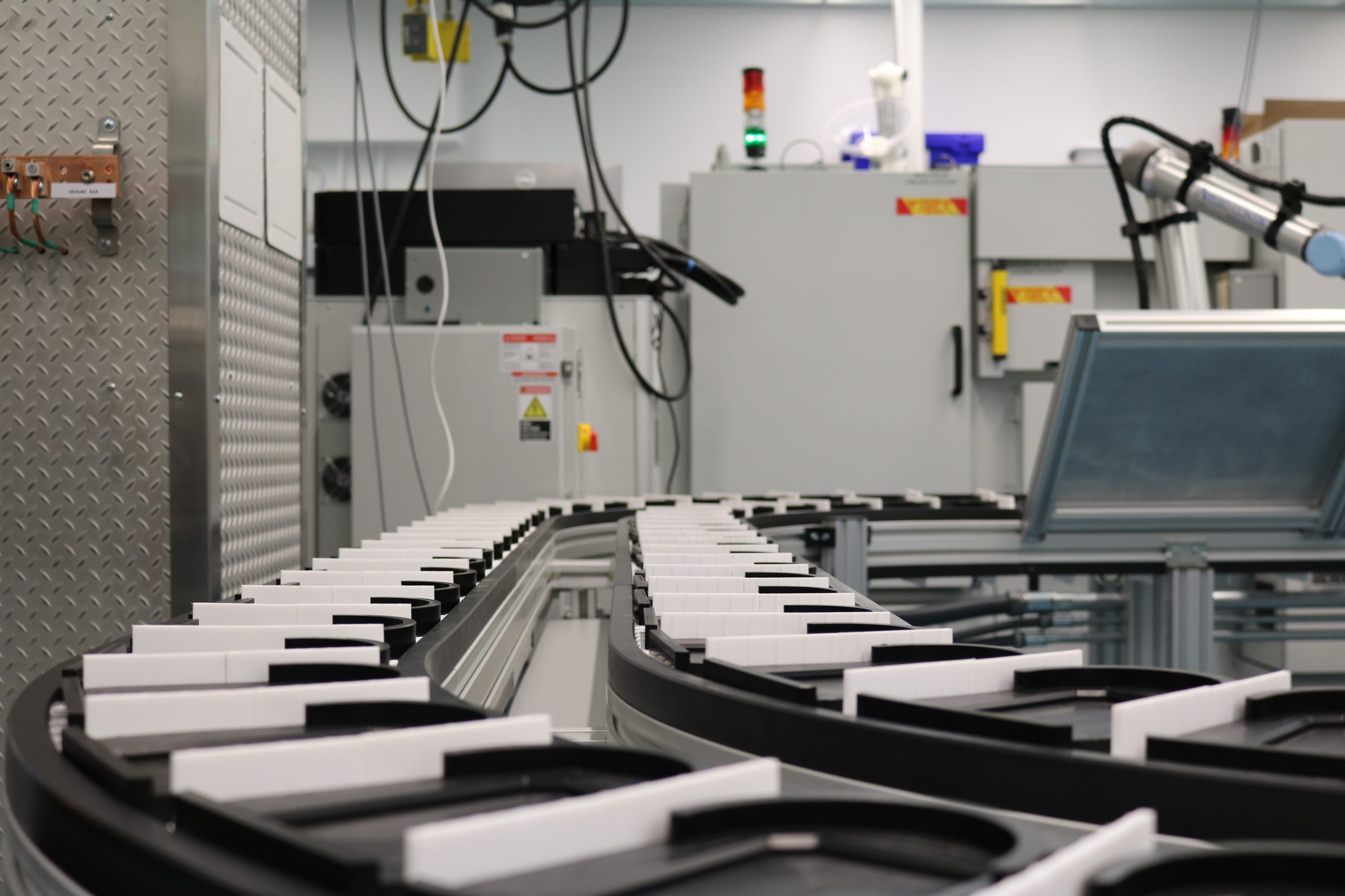 conveyor belt in an autonomous laboratory